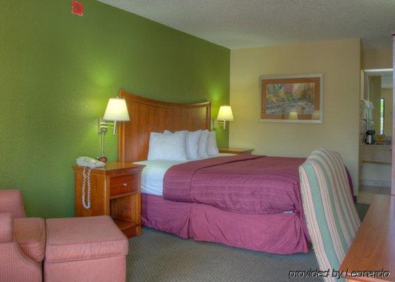 Quality Inn Merchants Drive Knoxville Room photo